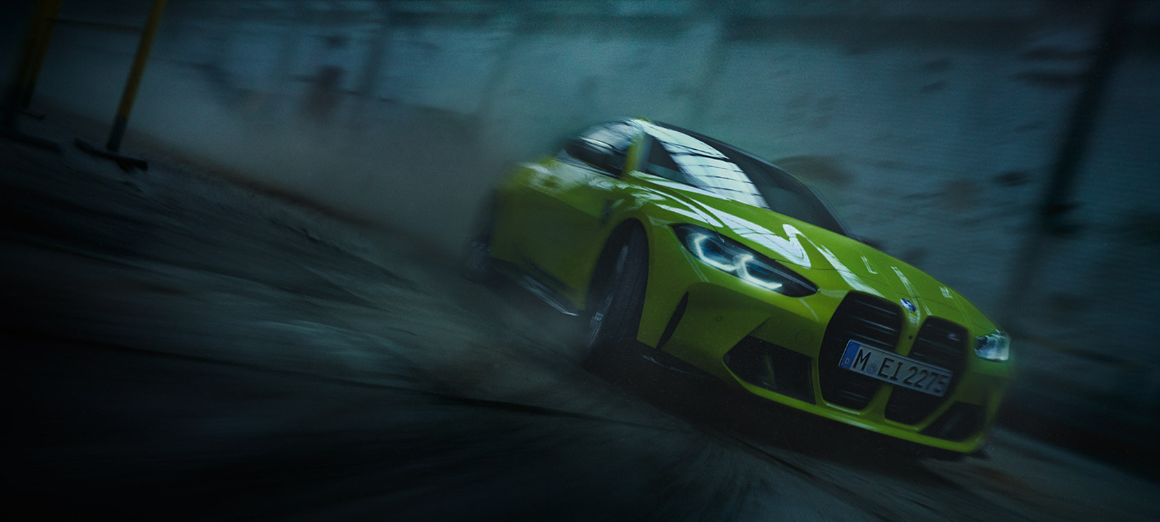 BMW M4 CSL G82 в цвете BMW Individual Frozen Brooklyn Grey металлик, вид спереди в три четверти в движении