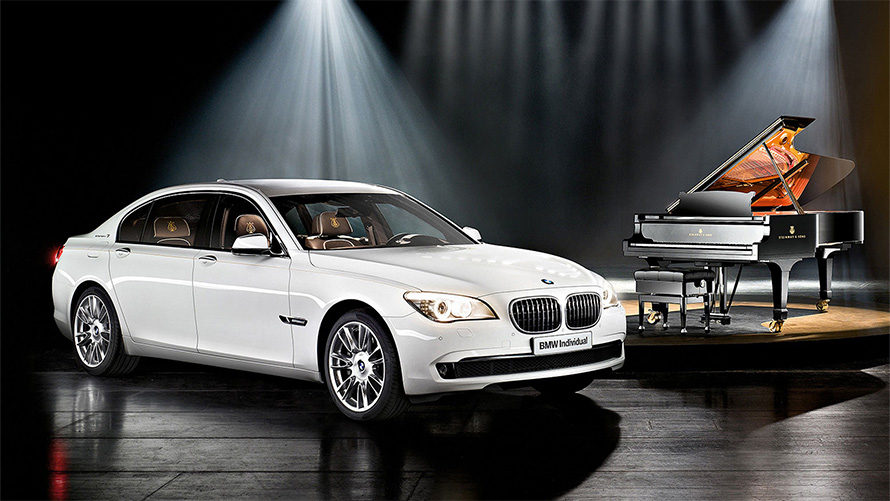 BMW 7 серии BMW Individual Composition Steinway  Sons F01 2010, вид сбоку в три четверти перед роялем
