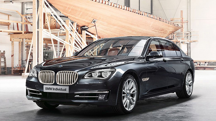 BMW 760Li xDrive Sterling ROBBE BERKING BMW Individual F01 2013, вид спереди в три четверти перед яхтой в ангаре