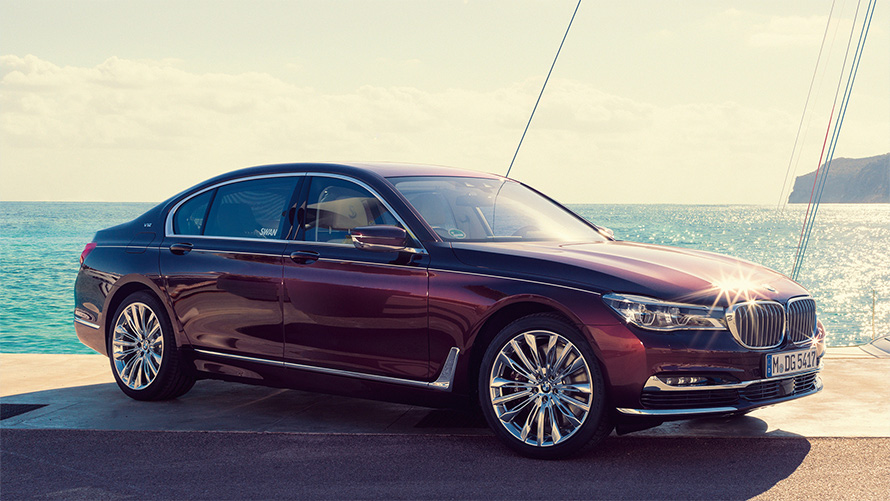 BMW M760Li xDrive Nautor's Swan &ndash; BMW Individual G12 2017, вид сбоку в три четверти на пирсе перед яхтой в заливе