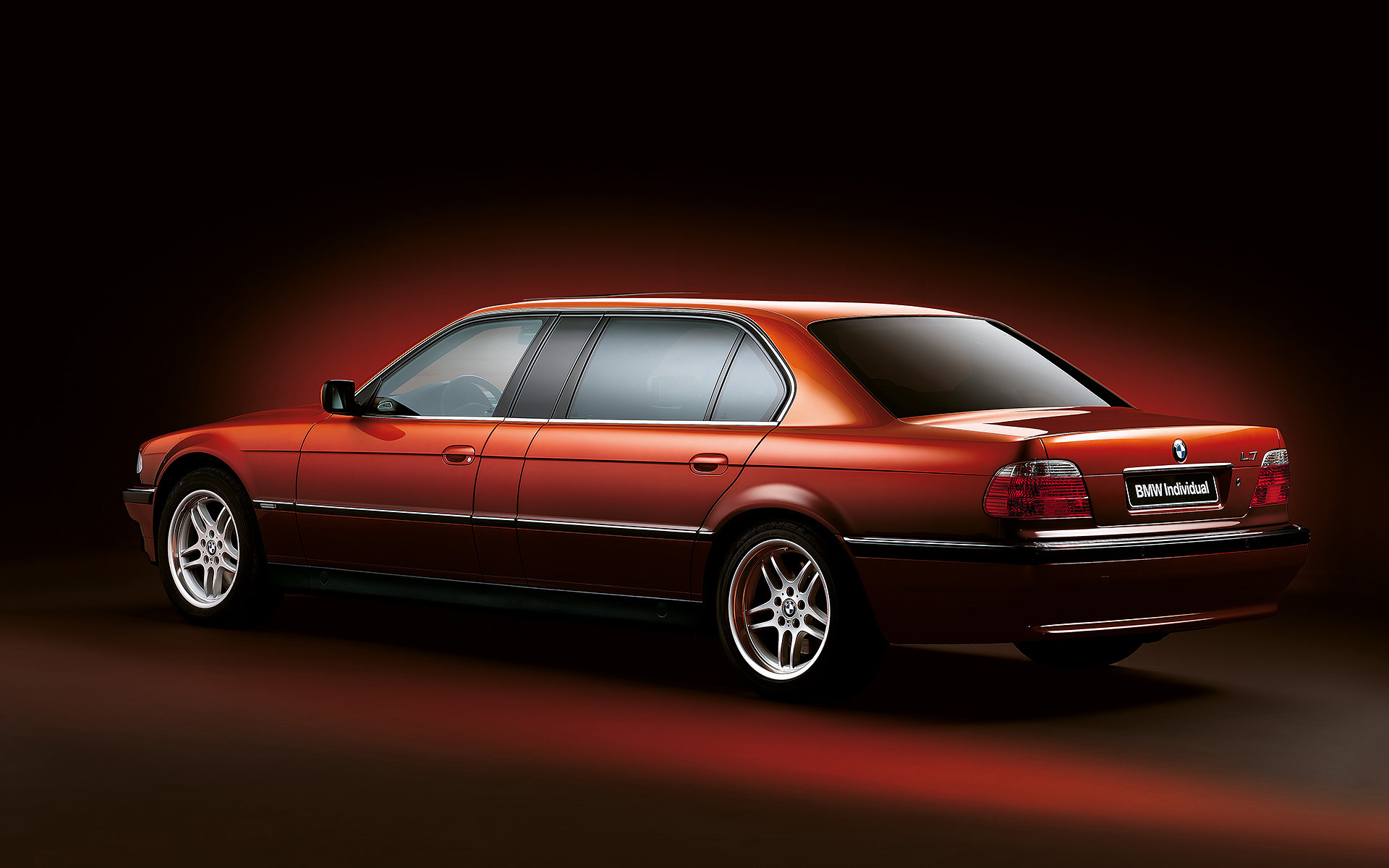 BMW 750iLA L7 Karl Lagerfeld E32 1992 – BMW Individual, вид сзади в три четверти BMW 750iLA L7 Karl Lagerfeld E32 1992 BMW Individual, вид сзади в три четверти