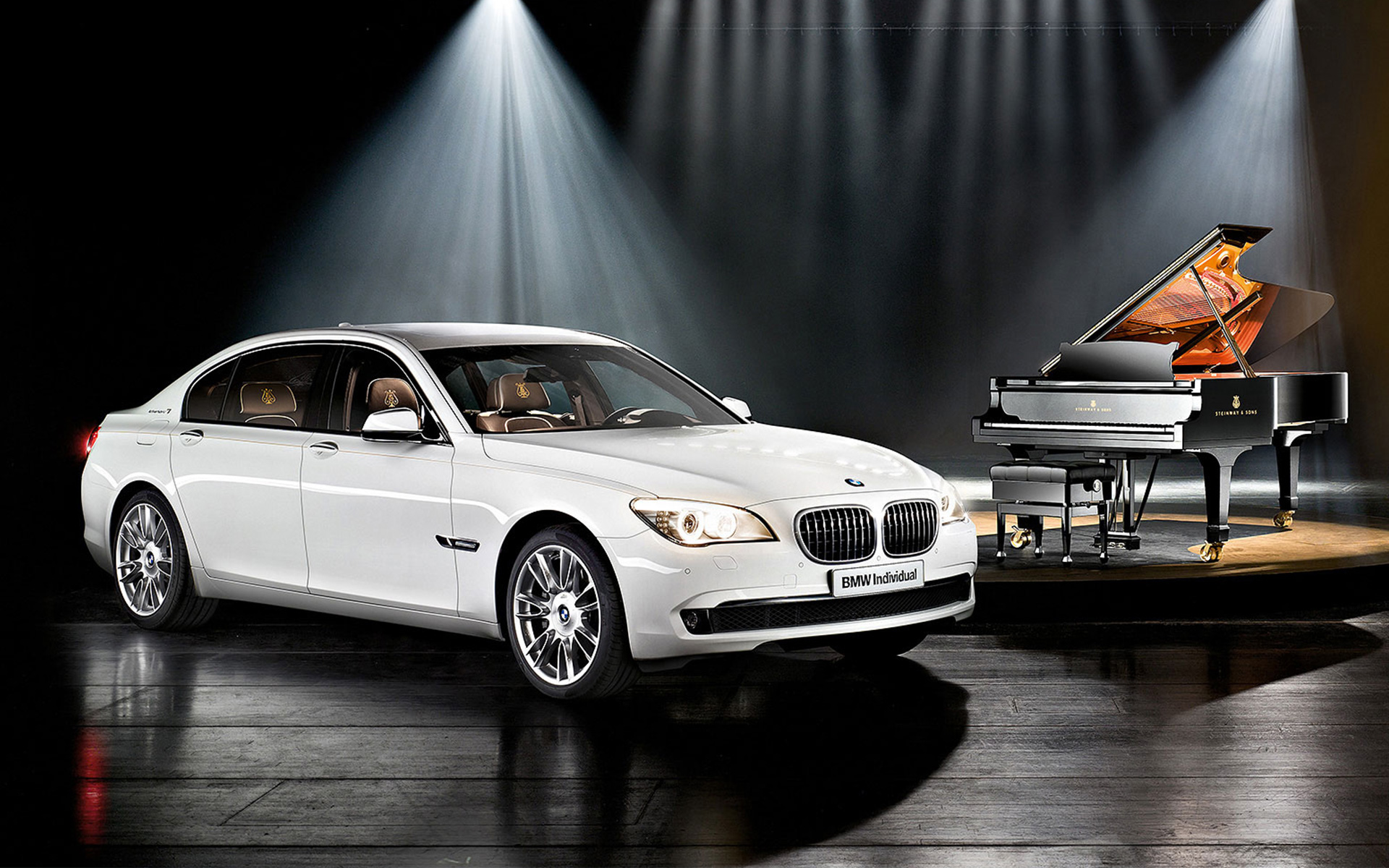 BMW 7 серии – BMW Individual Composition Steinway & Sons F01 2010 перед роялем BMW 7 серии BMW Individual Composition Steinway Sons F01 2010, вид сбоку в три четверти перед роялем