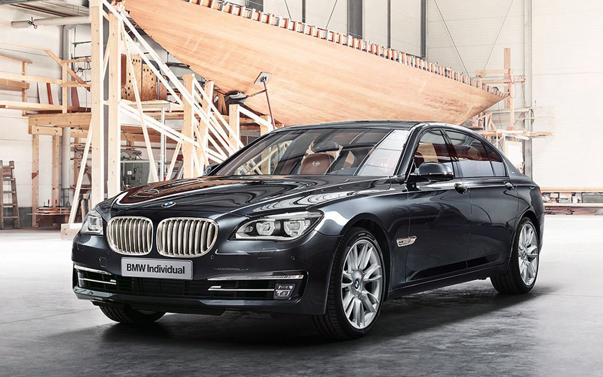 BMW 760Li xDrive Sterling ROBBE & BERKING – BMW Individual F01 2013, вид перед яхтой в ангаре BMW 760Li xDrive Sterling ROBBE BERKING BMW Individual F01 2013, вид спереди в три четверти перед яхтой в ангаре