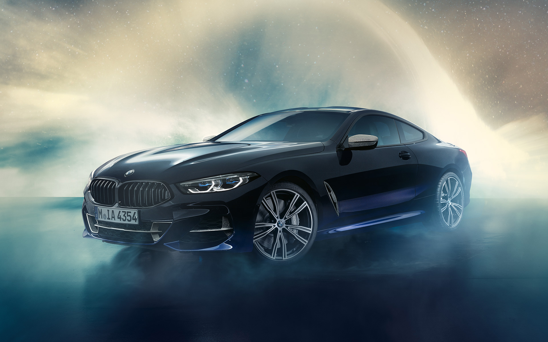 BMW M850i xDrive NIGHT SKY – BMW Individual G15 2019, вид спереди в три четверти на фоне метеоритного дождя BMW M850i xDrive NIGHT SKY BMW Individual G15 2019, вид спереди в три четверти на фоне метеоритного дождя