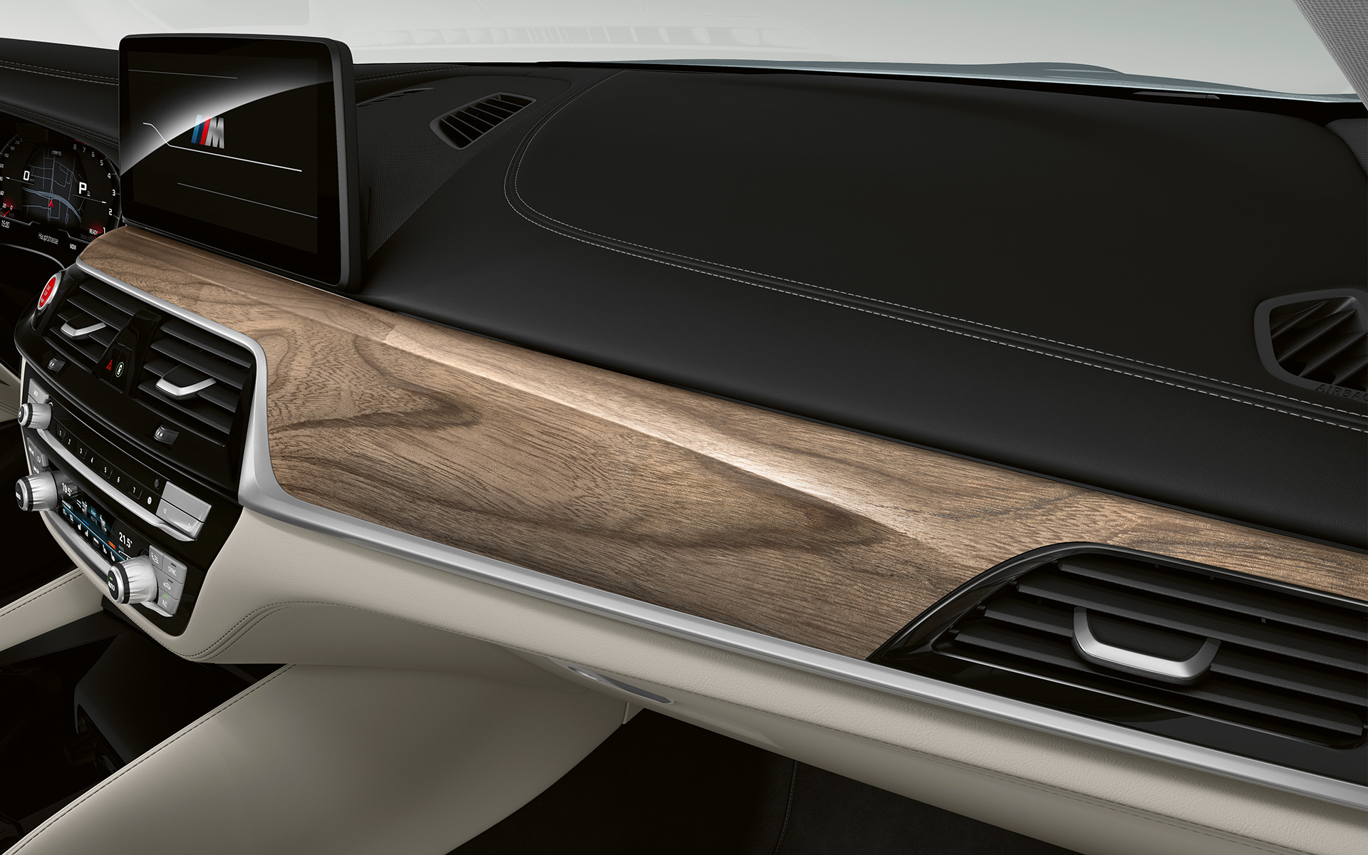 BMW Individual декоративные планки "Белый Орех" светло-коричневого цвета, крупный план BMW Individual декоративные планки Белый Орех светло-коричневого цвета, крупный план