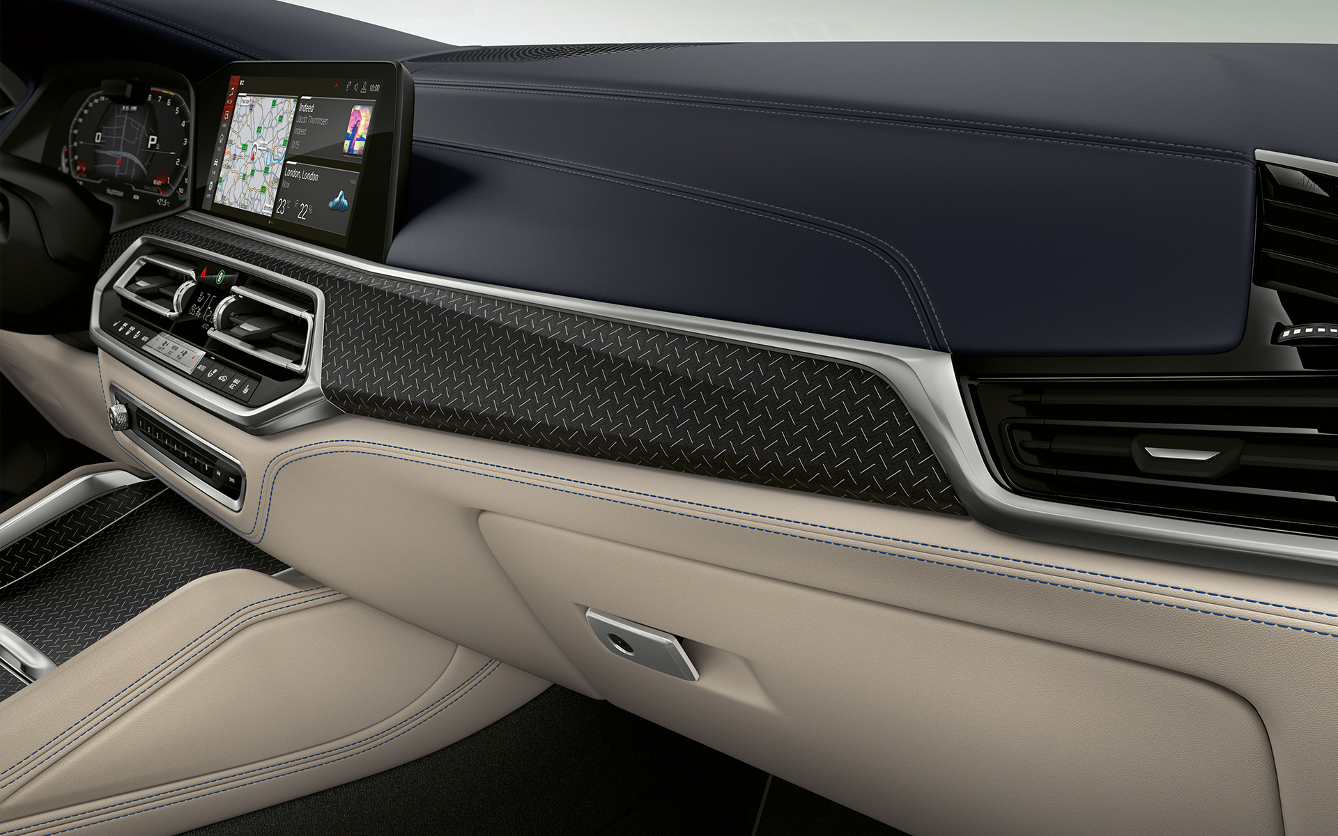 BMW Individual декоративные планки "Дерево Fineline" черного цвета с алюминиевыми вставками, крупный план BMW Individual декоративные планки Дерево Fineline черного цвета с алюминиевыми вставками, крупный план