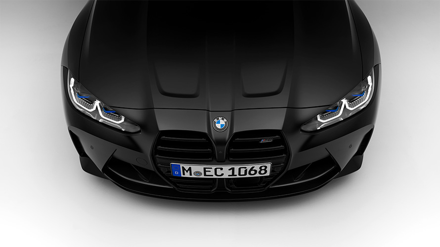 BMW M4 Competition Coupe G82 2021 BMW Individual Frozen Black metallic, вид сверху спереди в статике
