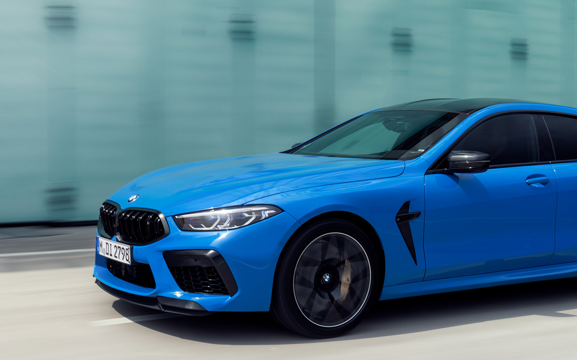 BMW M8 Competition Coupe F92 2019 BMW Individual Voodooblue, вид в три четверти сбоку BMW M8 Competition Coupe F92 2019 BMW Individual Voodooblue, вид в три четверти сбоку в движении