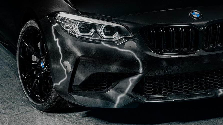BMW M2 Edition FUTURA 2000 F87 2020, BMW Individual Frozen Black, вид спереди в три четверти, крупный план раскрашенного вручную переднего бампера BMW M2 Edition FUTURA 2000 F87 2020, BMW Individual Frozen Black, вид спереди в три четверти, крупный план раскрашенного вручную переднего бампера