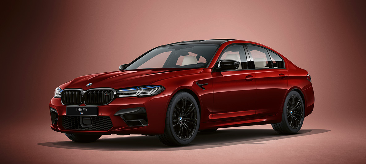 BMW Individual BMW M5 F90 LCI Facelift 2020, "Красный Авантюрин металлик", вид спереди в три четверти BMW Individual BMW M5 F90 LCI Facelift 2020, "Красный Авантюрин металлик", вид спереди в три четверти