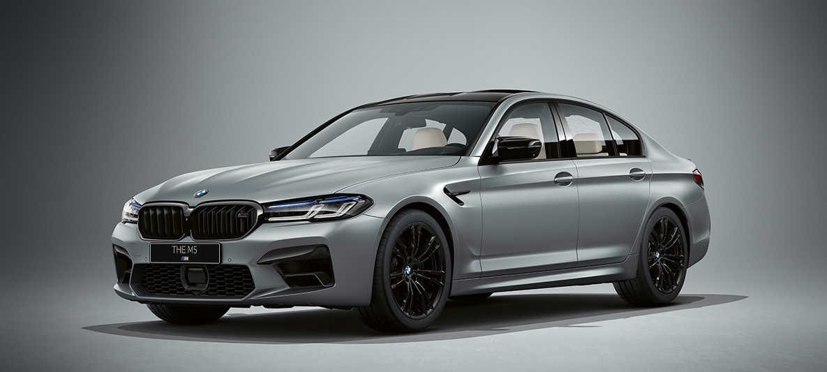 BMW Individual BMW M5 F90 LCI Facelift 2020, "Морозный Серый Гранит металлик", вид спереди в три четверти BMW Individual BMW M5 F90 LCI Facelift 2020, "Морозный Серый Гранит металлик", вид спереди в три четверти