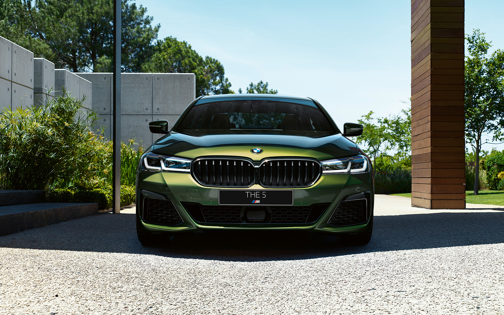 BMW M550i xDrive Sedan G30 LCI Facelift 2020 BMW Individual Verde Ermes metallic front view 