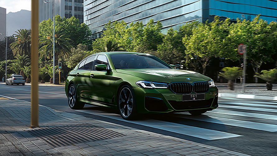 BMW M550i xDrive Sedan G30 LCI Facelift 2020 BMW Individual Verde Ermes metallic three-quarter front view driving