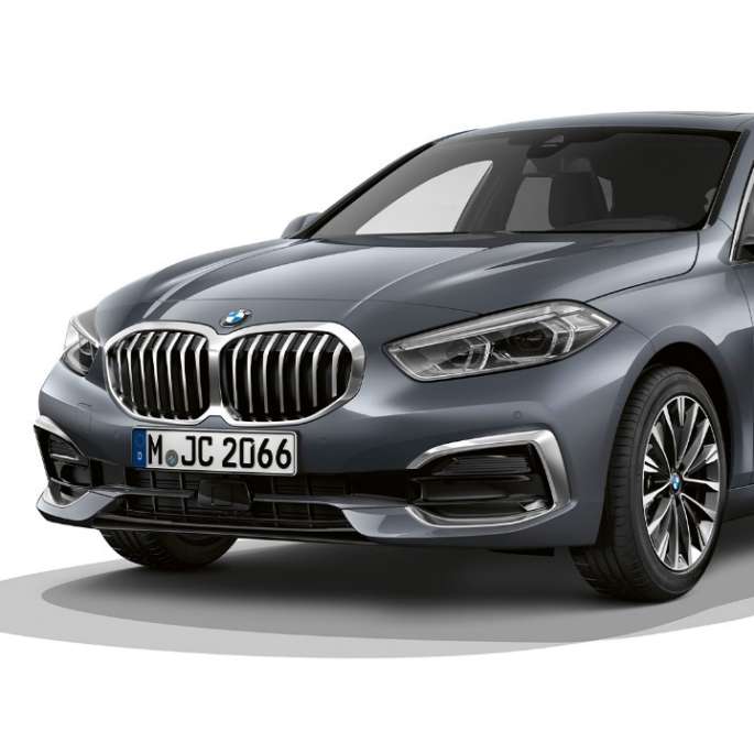 BMW 1 серии модель Luxury Line в Storm Bay металлик, студийный снимок спереди с поворотом в три четверти.
