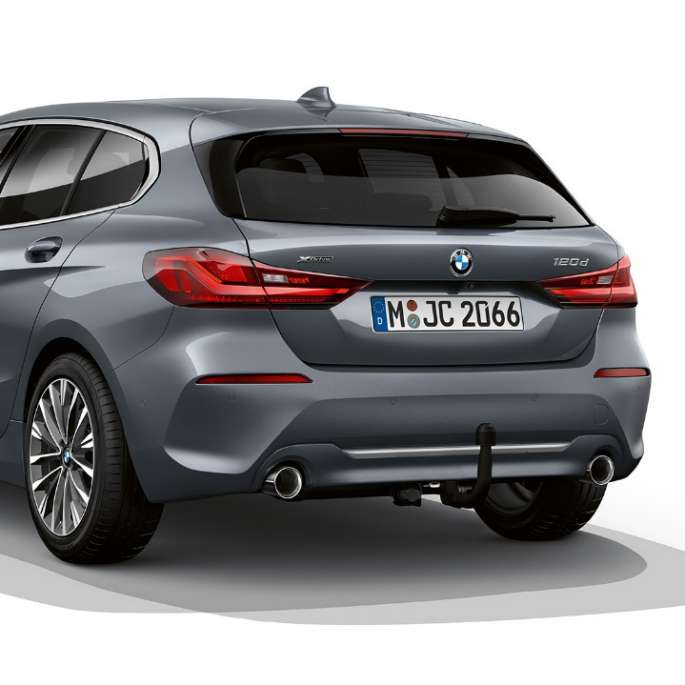 BMW 1 серии модель Luxury Line в Storm Bay металлик, студийный снимок сзади с поворотом в три четверти.