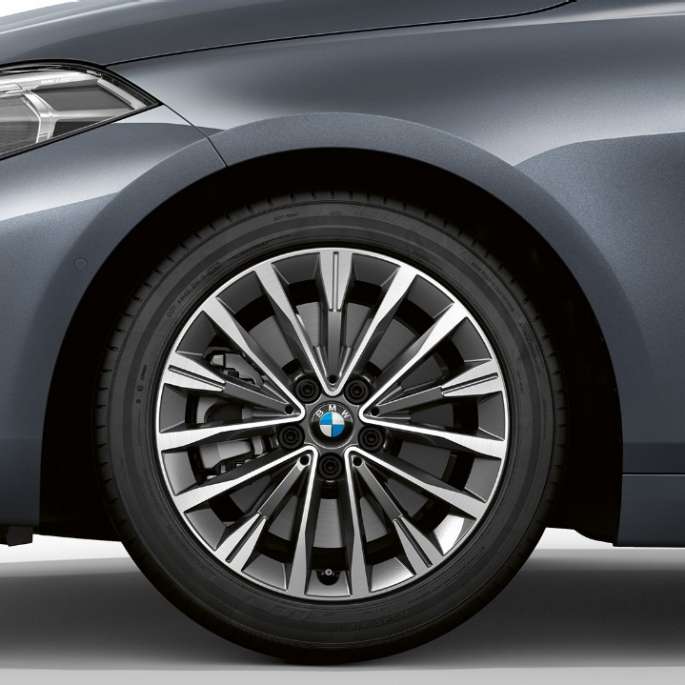 BMW 1 серии модель Luxury Line в Storm Bay металлик, вид сбоку спереди с 17'' легкосплавными дисками в стиле Multispoke 547.
