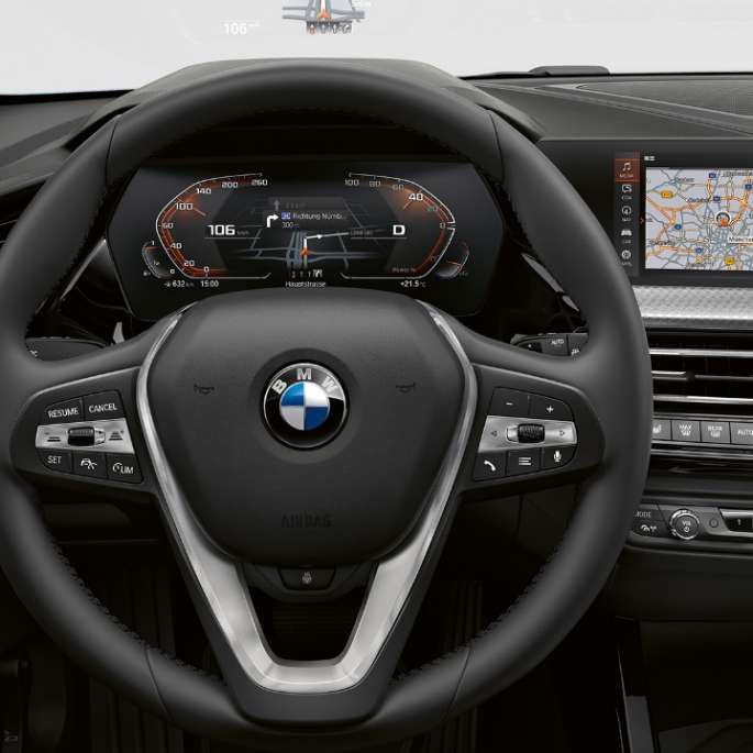 BMW 1 серии модель Luxury Line, кабина со спортивным кожаным рулевым колесом.
