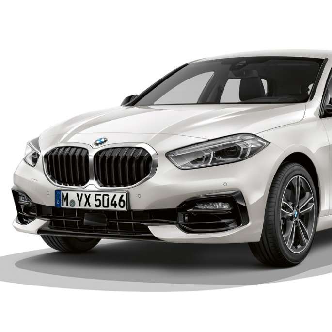 BMW 1 серии модель Sport Line в Mineral White металлик, студийный снимок спереди с поворотом в три четверти.