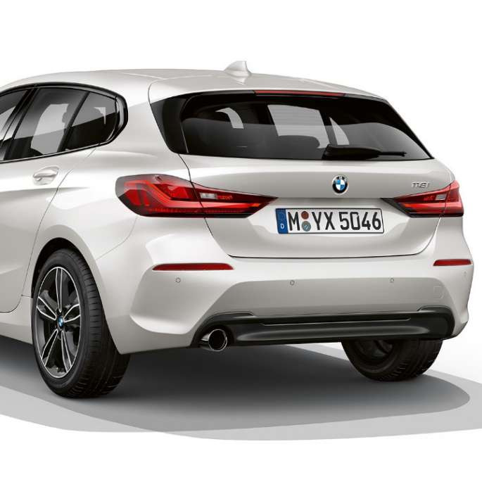 BMW 1 серии модель Sport Line в Mineral White металлик, студийный снимок сзади с поворотом в три четверти.
