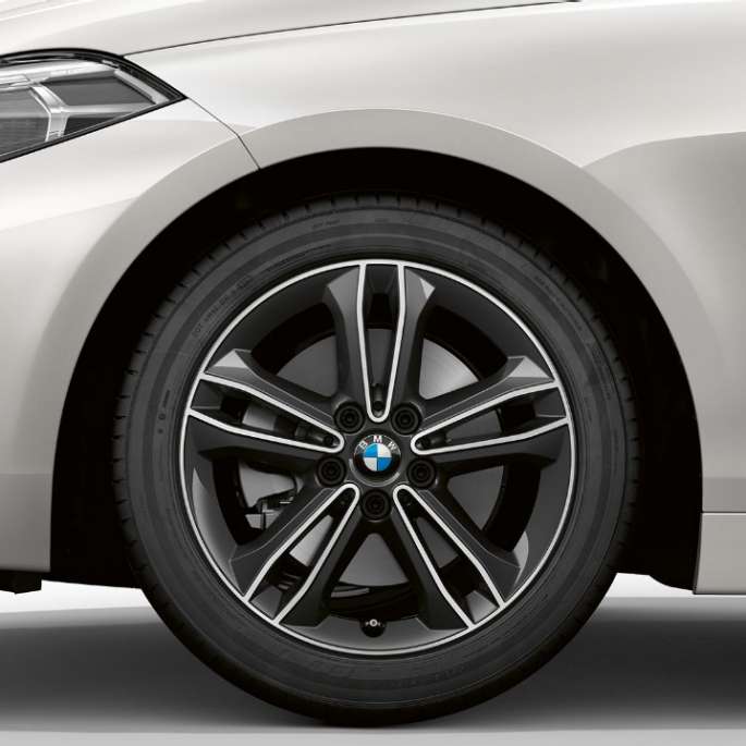 BMW 1 серии модель Sport Line в Mineral White металлик, спереди сбоку с 17-дюймовыми легкосплавными дисками с двойными спицами, стиль 549.