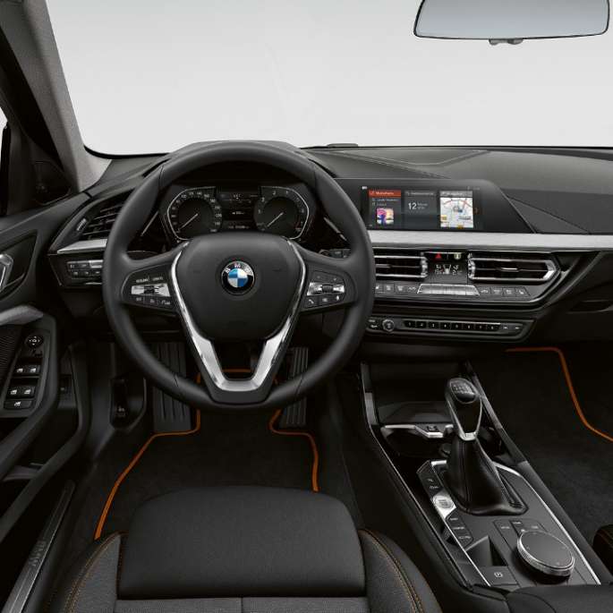 BMW 1 серии модель Sport Line, кабина со спортивным кожаным рулевым колесом.