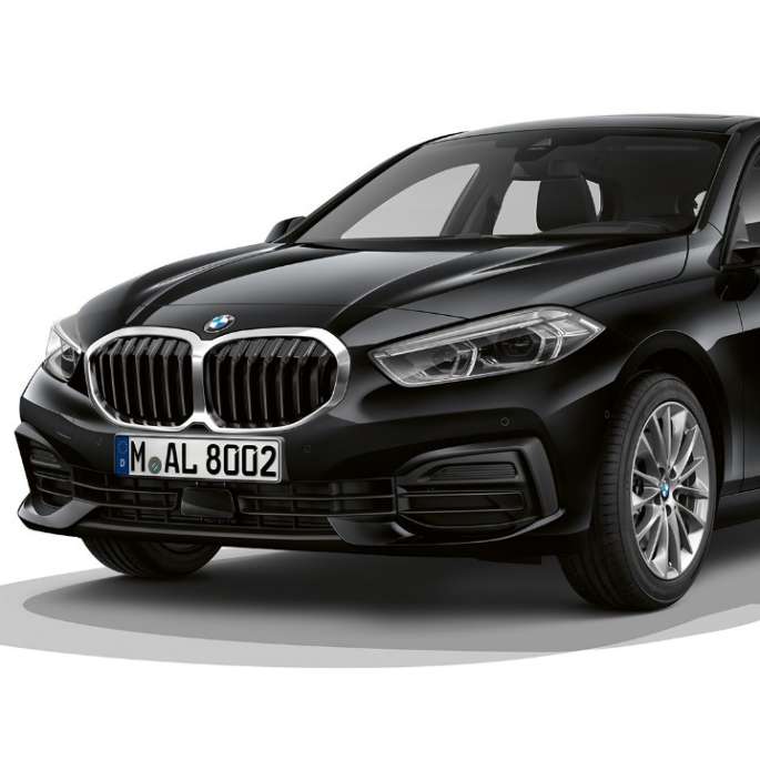 BMW 1 серии модель Advantage в черном, студийный снимок спереди с поворотом в три четверти.