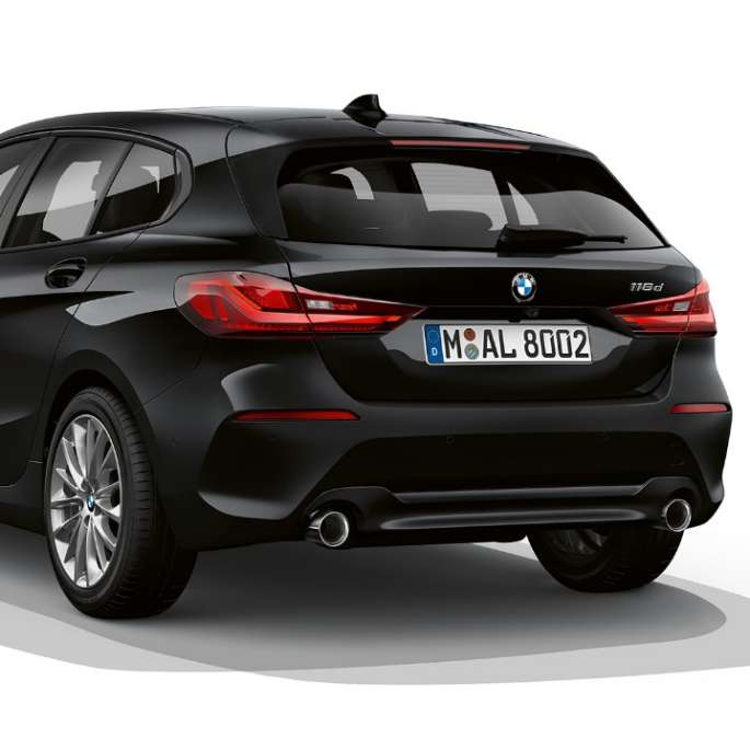 BMW 1 серии модель Advantage в черном, студийный снимок сзади с поворотом в три четверти.