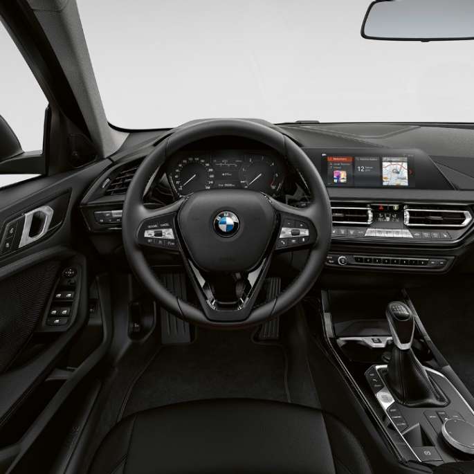 BMW 1 серии модель Advantage, кабина с кожаным рулевым колесом.