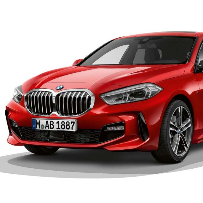 BMW 1 серии модель M Sport в Melbourne Red металлик, студийный снимок спереди с поворотом в три четверти.