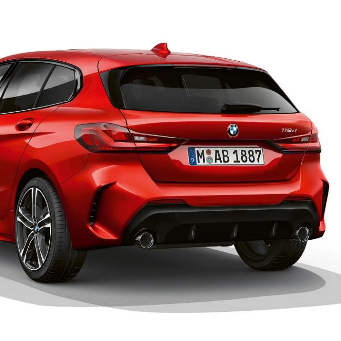 BMW 1 серии модель M Sport в Melbourne Red металлик, студийный снимок сзади с поворотом в три четверти.