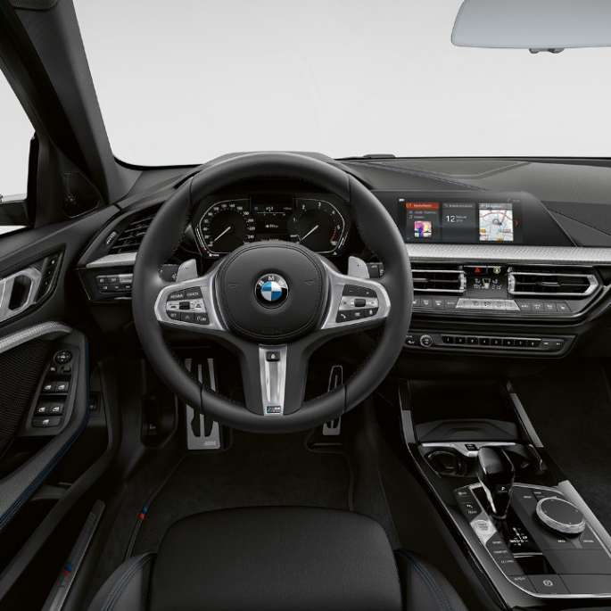 BMW 1 серии модель M Sport, кабина с кожаным рулевым колесом M