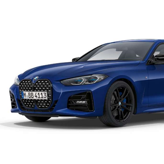 BMW 4 серии Coupe G22 2020 года с пакетом M Sport, цвет «Синий Арктик Рэйс» металлик, вид спереди с поворотом в три четверти