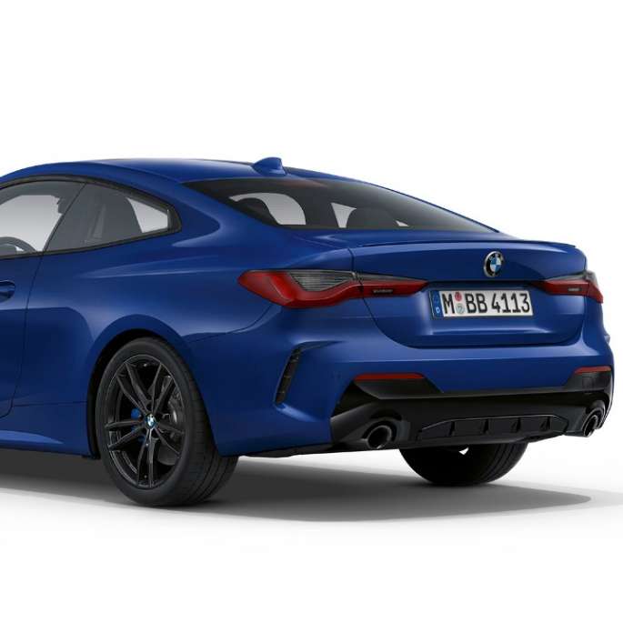 BMW 4 серии Coupe G22 2020 года с пакетом M Sport, цвет «Синий Арктик Рэйс» металлик, вид сзади с поворотом в три четверти