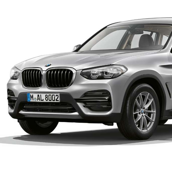 BMW X3, базовая модель, снимок спереди с поворотом в три четверти