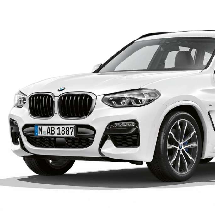 BMW X3 M40i, модель M Sport, снимок спереди с поворотом в три четверти