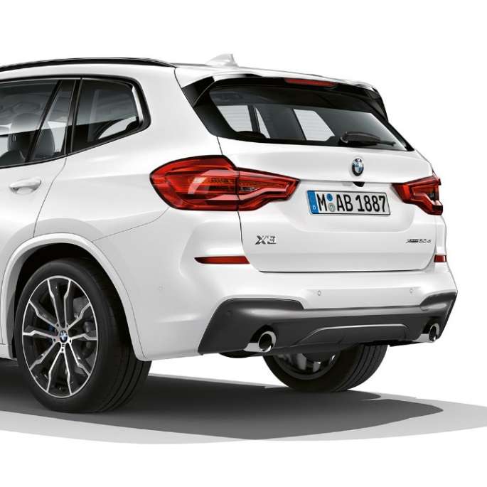 BMW X3 M40i, модель M Sport, снимок сзади с поворотом в три четверти