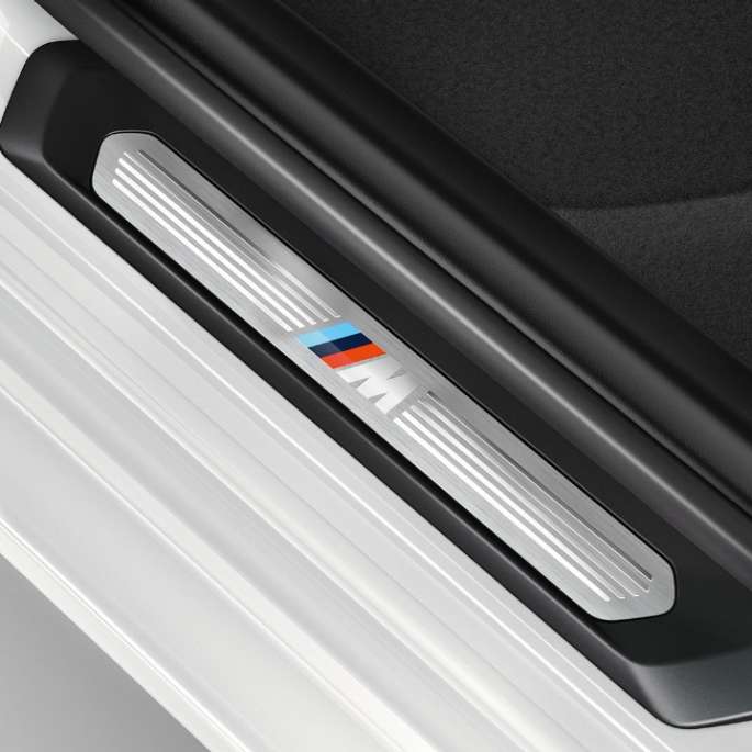 BMW X3 M40i, модель M Sport, отделка дверных порогов 