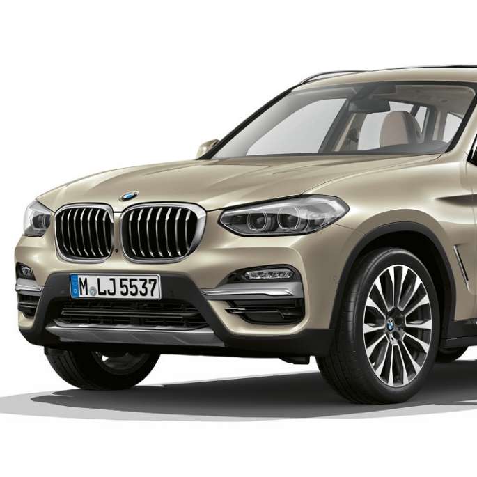 BMW X3 M40i, модель Luxury Line, снимок спереди с поворотом в три четверти