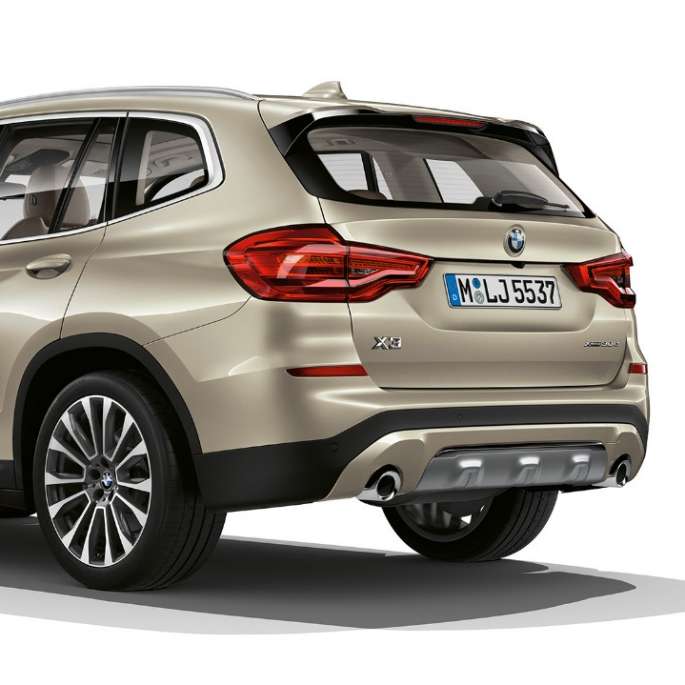BMW X3 M40i, модель Luxury Line, снимок сзади с поворотом в три четверти