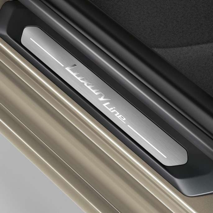 BMW X3 M40i, модель Luxury Line, отделка дверных порогов